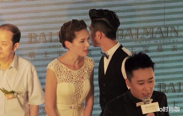 lo时尚咖|许玮宁真是“模特身材”，穿无袖裙掩不住好身材，盘发露出天鹅颈