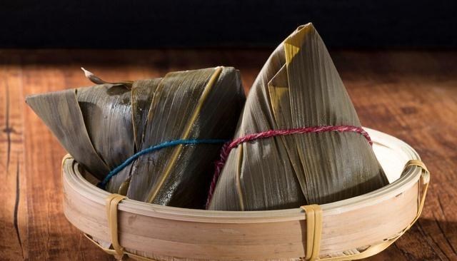 特色美食集合 杭州这家粽子店火了,老板娘长得好粽子包得还快,一天卖出几千个