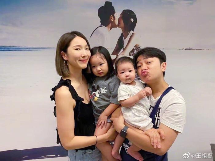 李亚男|李亚男晒大女儿做饮品，天韵化身小厨娘有模有样，和妹妹太像了