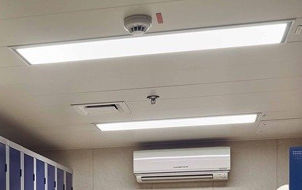 娱乐圈搜索 男子潜入天花板夹层偷窥，被发现的方式有点丢人