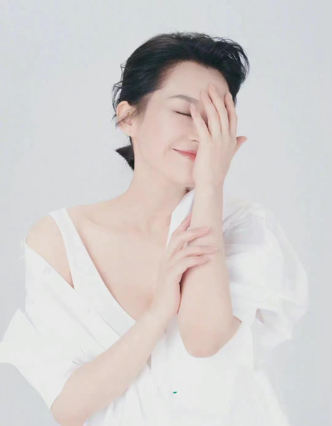 时尚圈的奇葩大喵 52岁的许晴竟把21岁谋女郎比下去？宝石被戴成风油精，气质差太多