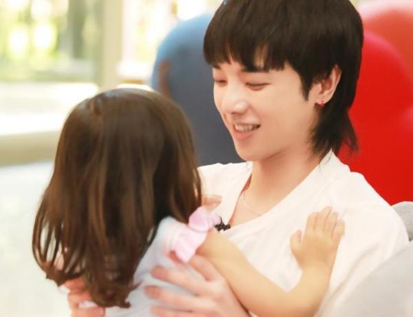 张碧晨|华晨宇抱娃被拍，孩子被打扮成“小公主”，正脸出镜像极了张碧晨