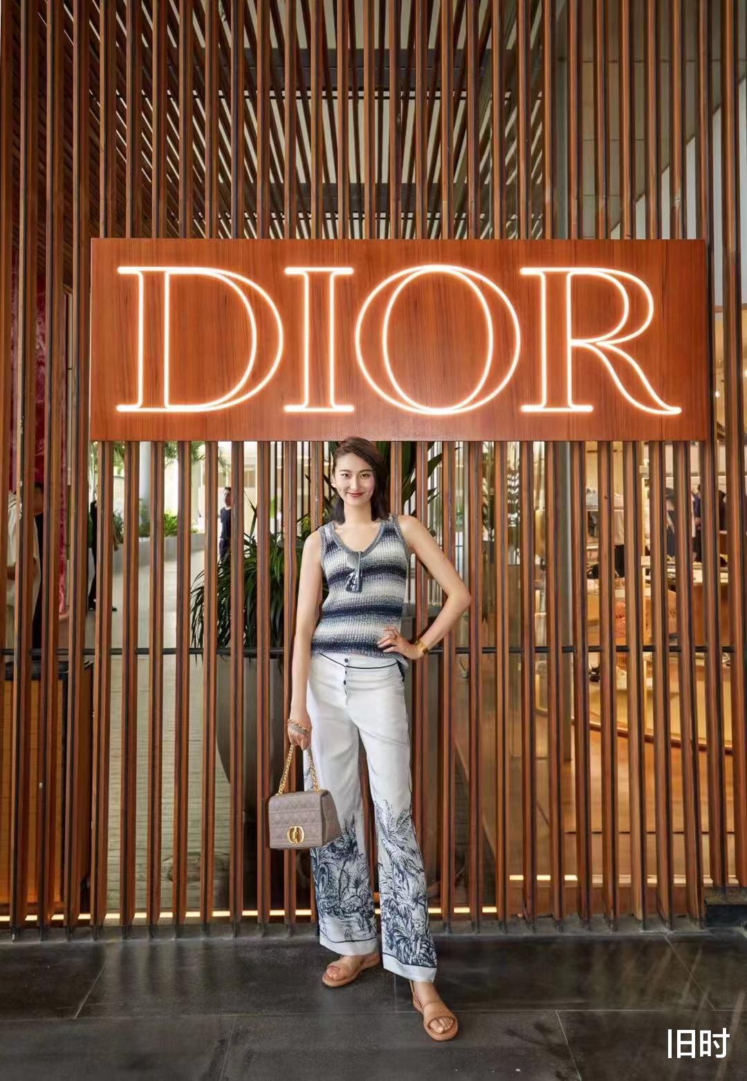 旧时|出席活动学王诗晴穿衣服,还挺亮眼的