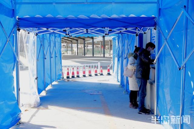 半岛新闻客户端 核酸采样点设在务工市场，为返乡人员提供便利
