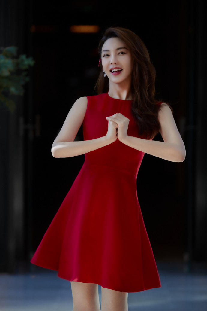 春晚|央视春晚造型：王一博中国红棒球外套，张艺兴水墨古风大片