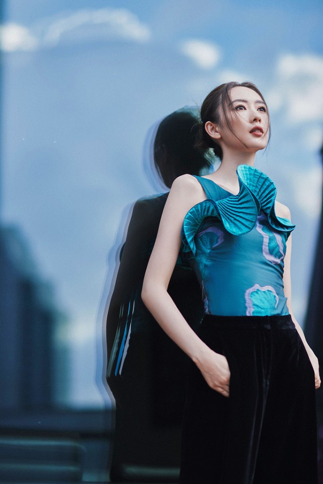 BiuFashion 撞脸章子怡的童瑶气质真好,裙装搭配端庄大气,个性十足有女人味