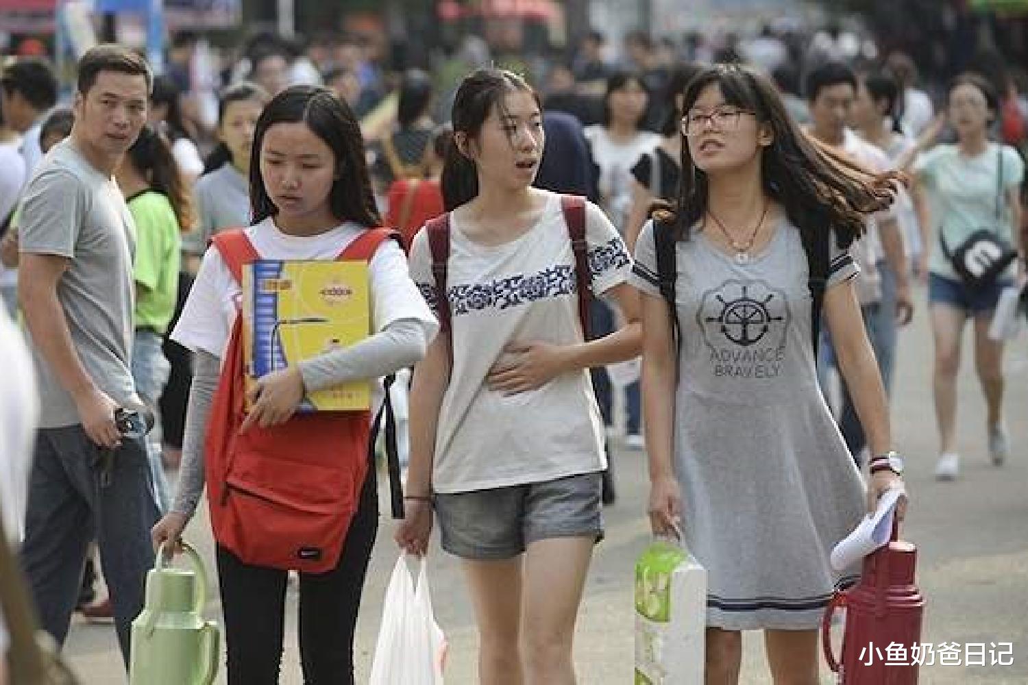 小鱼奶爸日记|初中生代写暑假作业月入过万，妈妈没收所得，这类兼职是否光彩