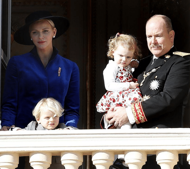 迪丽热巴|在婚姻生活中，夏琳和格蕾丝·凯利一样不快乐，无助又无法自救