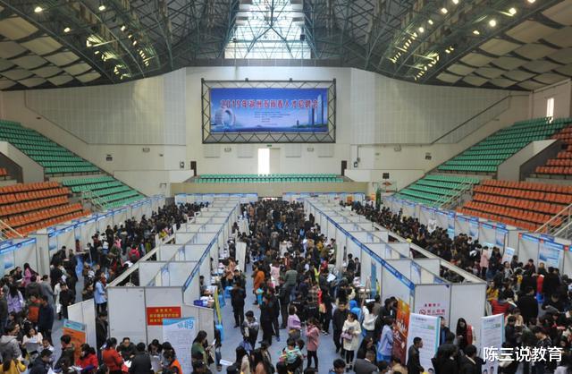 国企|为何应届毕业生成为国企的“香饽饽”，而非社会人士？原因在这里