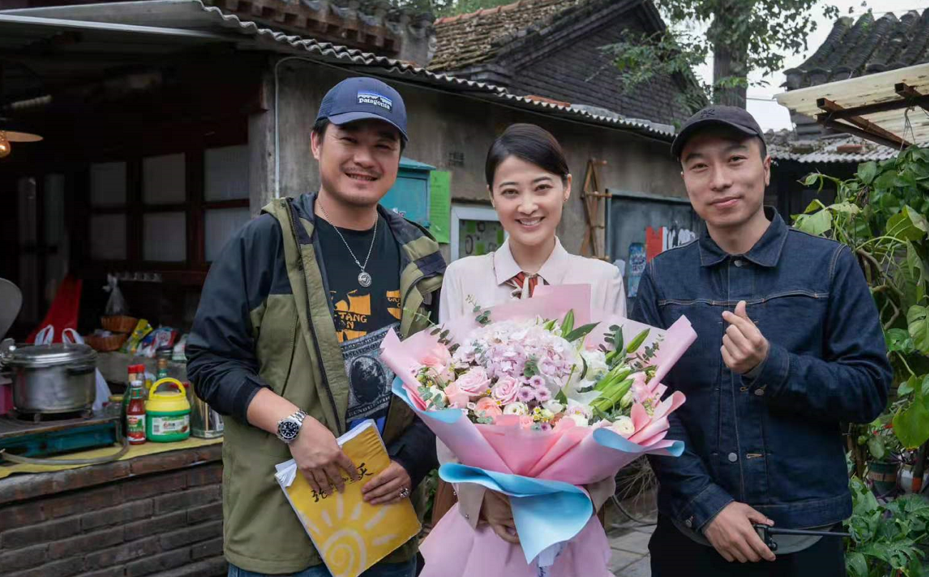 时尚风行派 46岁梅婷新剧要大火！杀青照她穿衬衫美貌出众，跟海清飙戏超期待