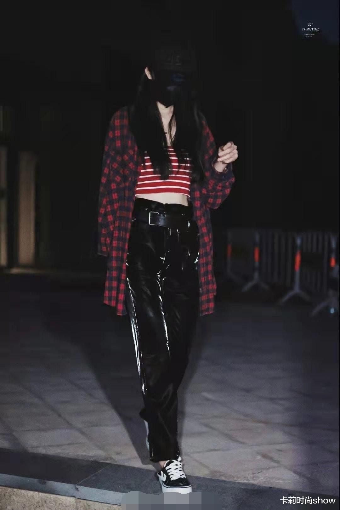 卡莉时尚show 杨幂私服从不让人失望,看似包裹严实却要露个小腰,少女感好足