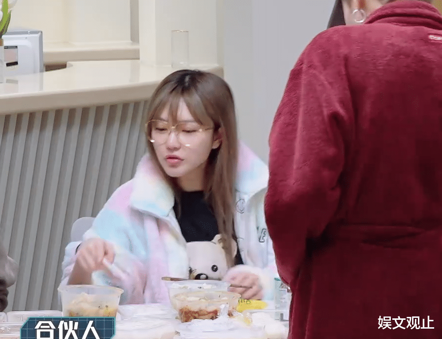 周扬青|32岁周扬青纯素颜出境，失去了十级网红滤镜后，这模样有够真实