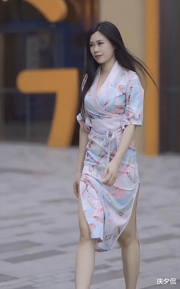 穿衣搭配|职场风的双开叉造型，看着就像“都市美女”，气质十足