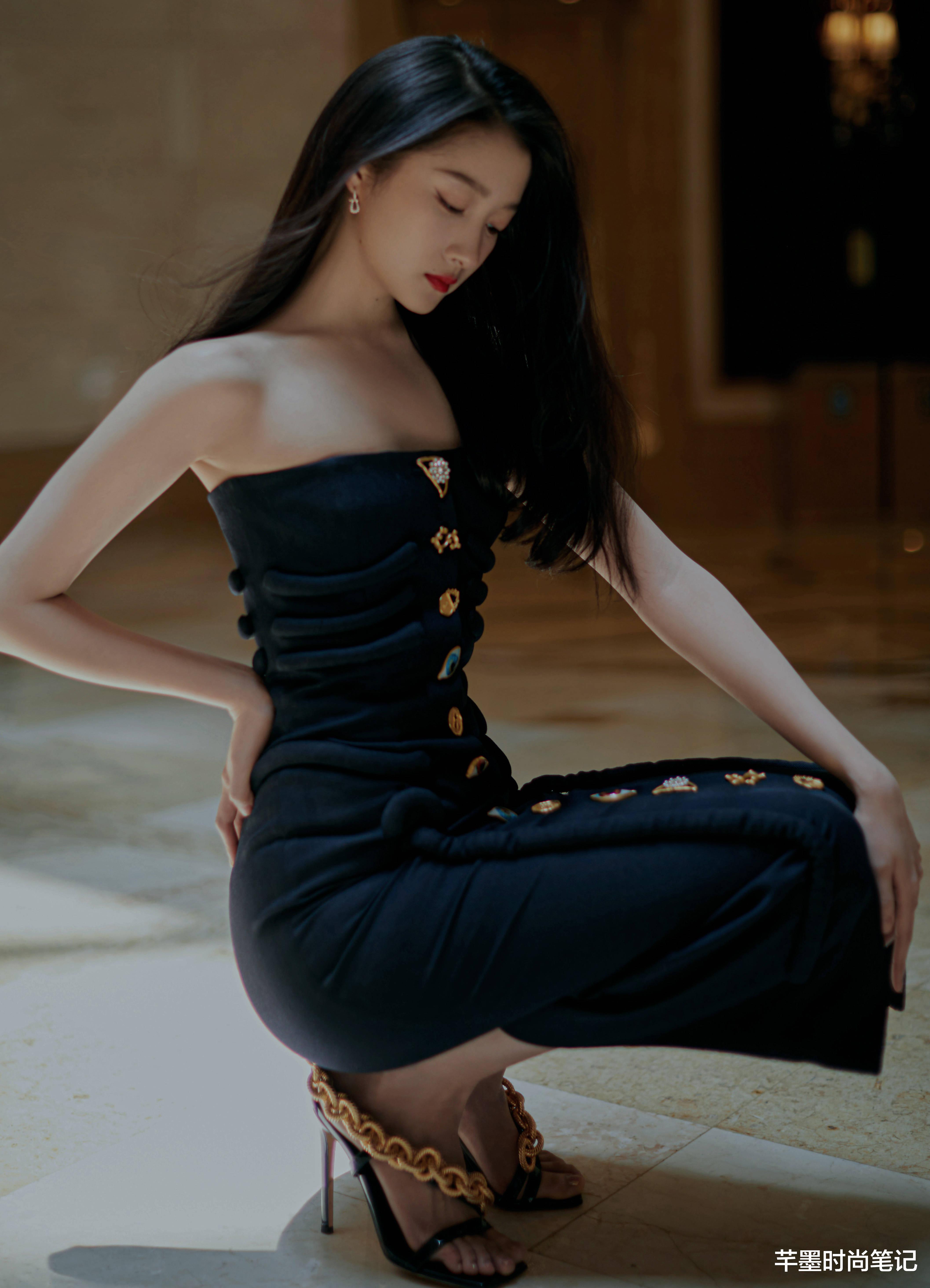 芊墨时尚笔记|关晓彤的腿才是“知识盲区”，小西装配丝袜，尽显腿长“一米八”