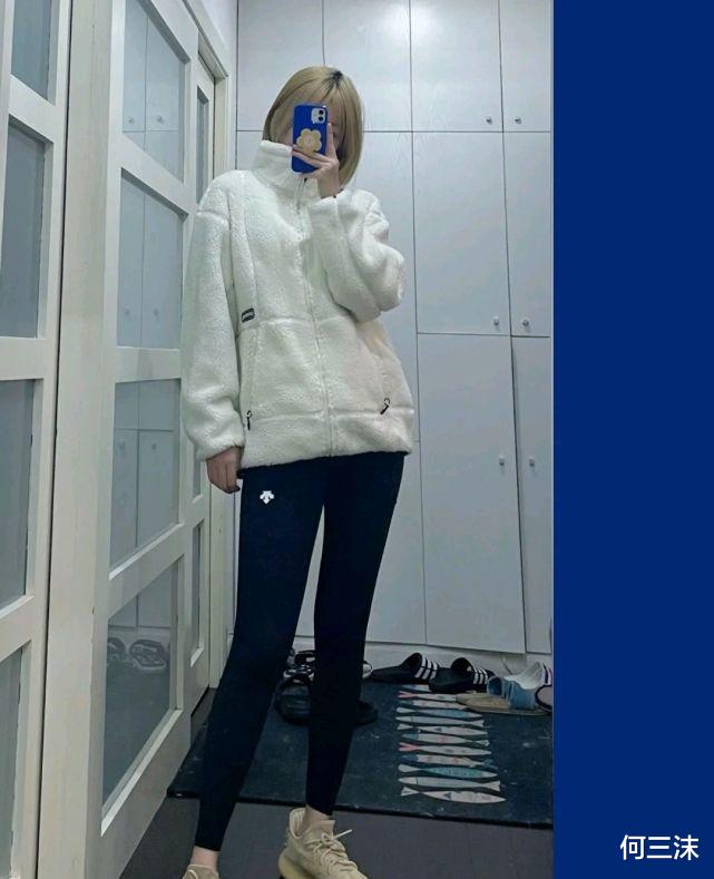 何三沫 秋冬穿搭可以选择毛茸茸的外套,会搭配的话很好看,让人难以抗拒