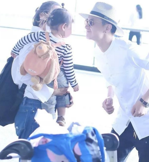 阿娇|朱丹带儿女海边度假，小小丹陪弟弟玩沙子，一岁小小围胖嘟嘟萌翻