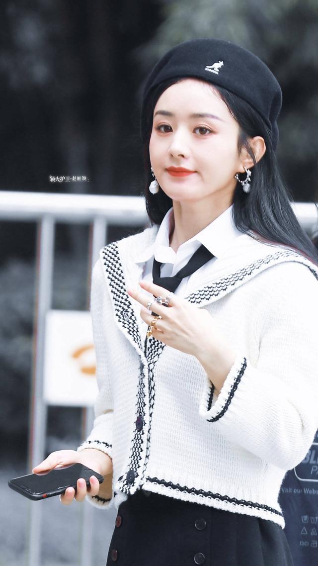 赵丽颖|必备单品！热巴的贝雷帽，赵丽颖的针织衫，吴宣仪的牛仔外套 。