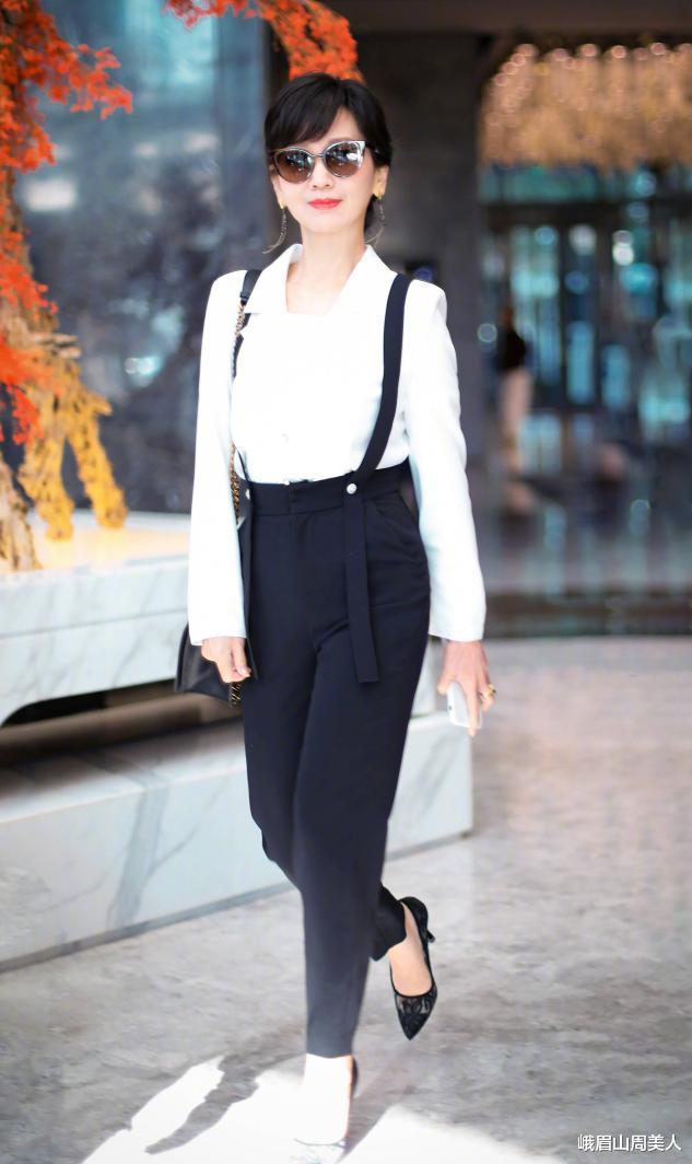 峨眉山周美人|赵雅芝67岁了还不服老，穿白色蕾丝裙配复古礼帽，韵味十足