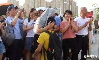 老白侃学习|高考考场外，考生当众跪谢母亲，引起众多关注