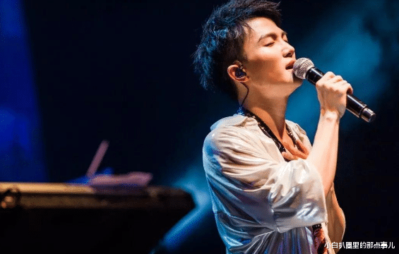 周深|周深怕剌嗓子不吃土豆丝，米饭也要剪掉两端，红了就飘？