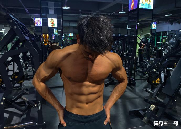 健身圈一哥 英俊脸庞名媛胡须，腹肌像搓衣板，一身黝黑色肌肤，这爷们真酷！