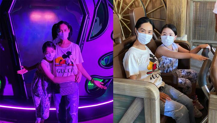 方脸妹说时尚 朱茵罕见带女儿打卡迪士尼，穿5千T恤衫，女儿单眼皮似黄贯中翻版