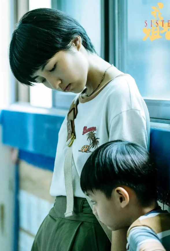 张子枫|张子枫的头发为什么越来越短？这其实与张子枫的一个习惯有关