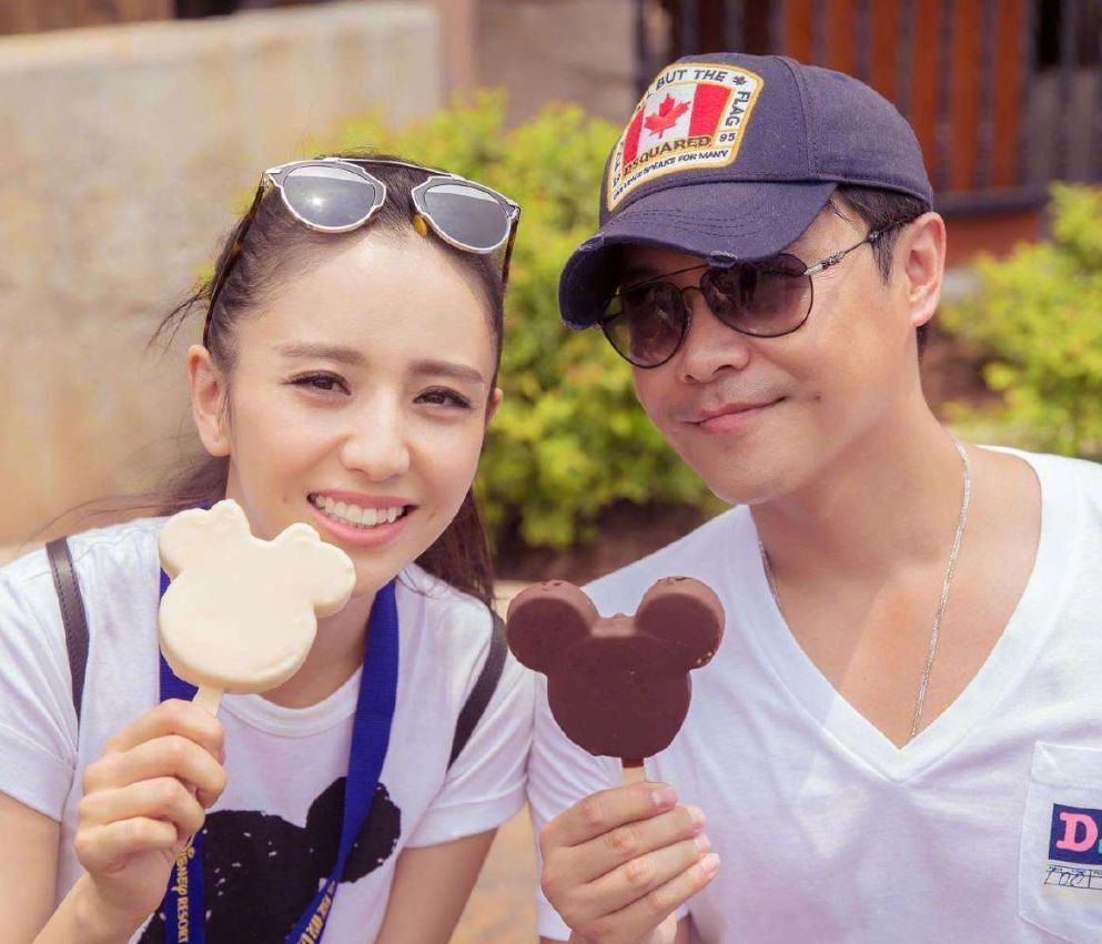 佟丽娅|佟丽娅现身影城真实颜值曝光，身材矮小干瘪，皮肤黝黑毫无灵气