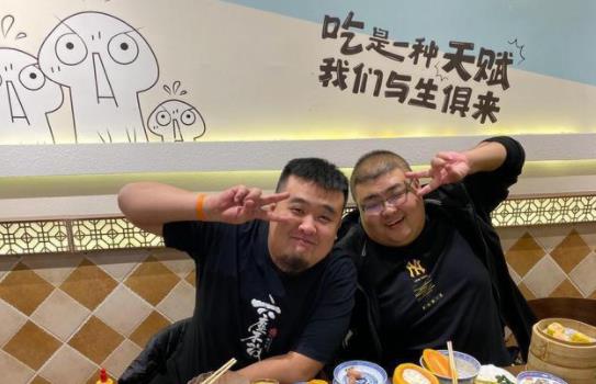 小贝|网红吃播小贝饿了近况堪忧，脸色难看面容消瘦，网友：催吐太过了