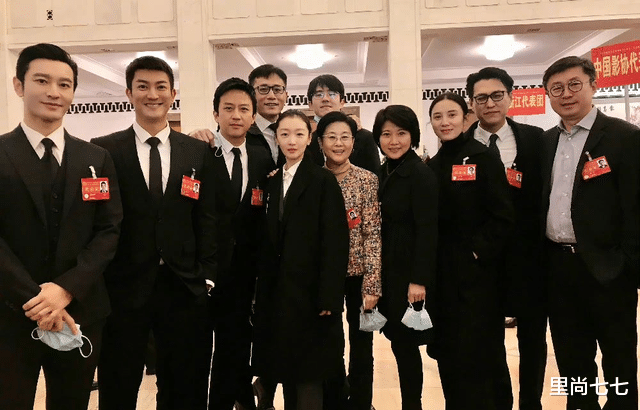 周涛|央视主持天团开会受追捧！朱迅站C位成团宠，周涛比佟丽娅还洋气