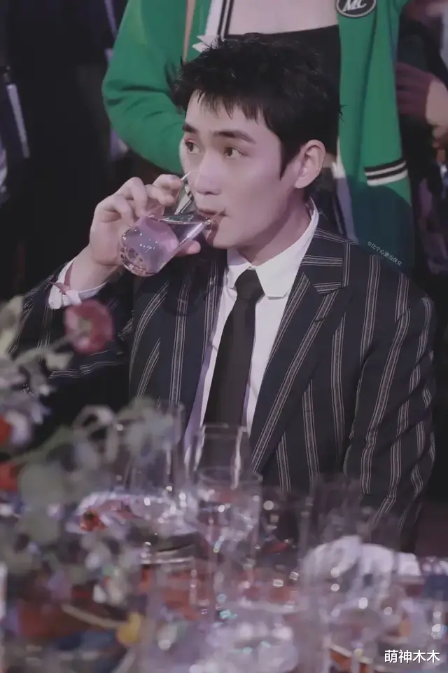 陈伟霆|芭莎名场面又来了!合影无人敢站C位,baby远离陈伟霆和李现互让