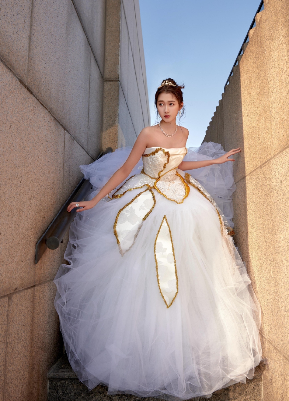 鹿晗|跨年“撒狗粮”：鹿晗和关晓彤疑似拍婚纱照，王子文为吴永恩庆生