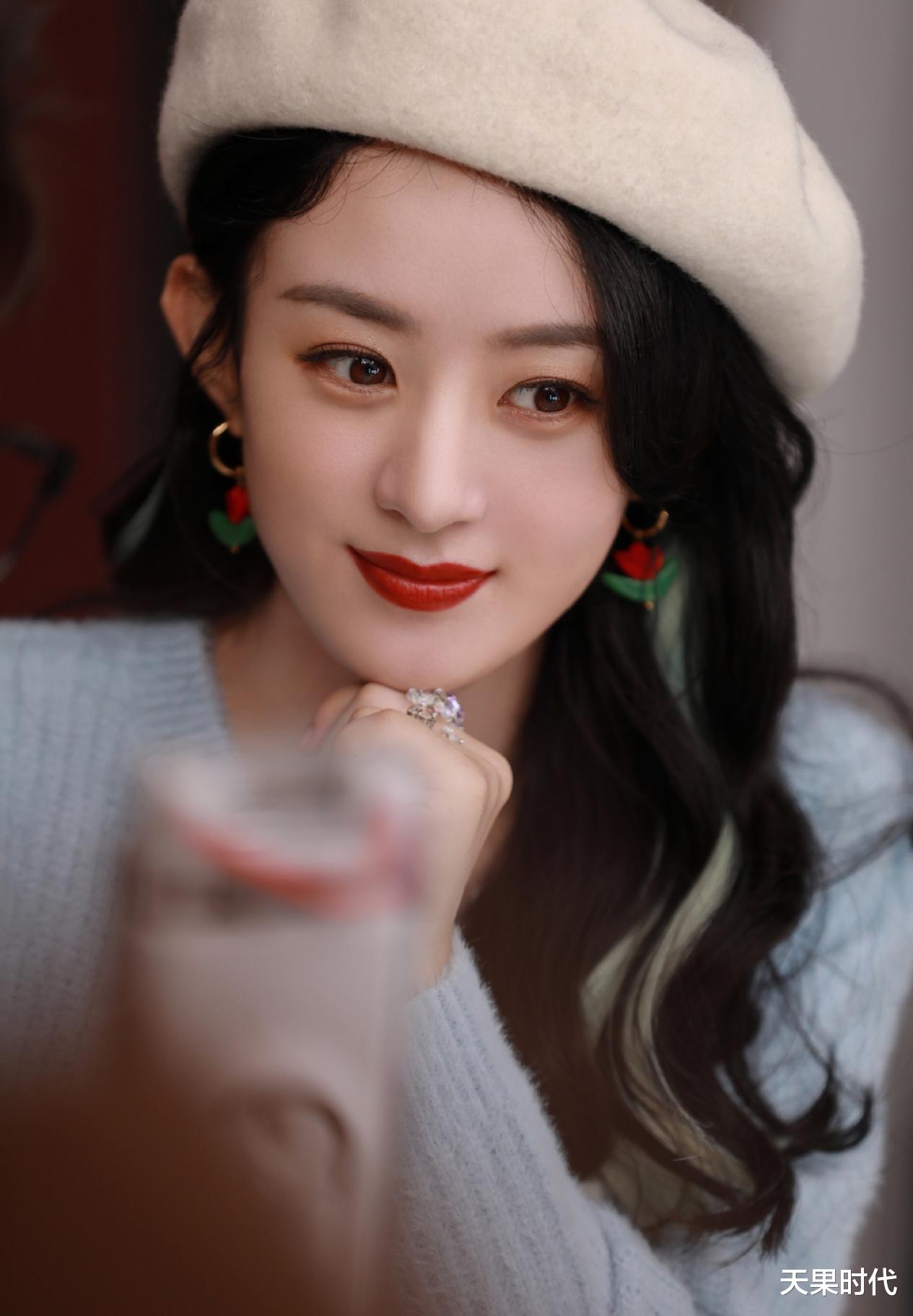 穿衣搭配|赵丽颖蓓蕾帽造型YYDS，每一帧都是海报，有种挂历女神的既视感