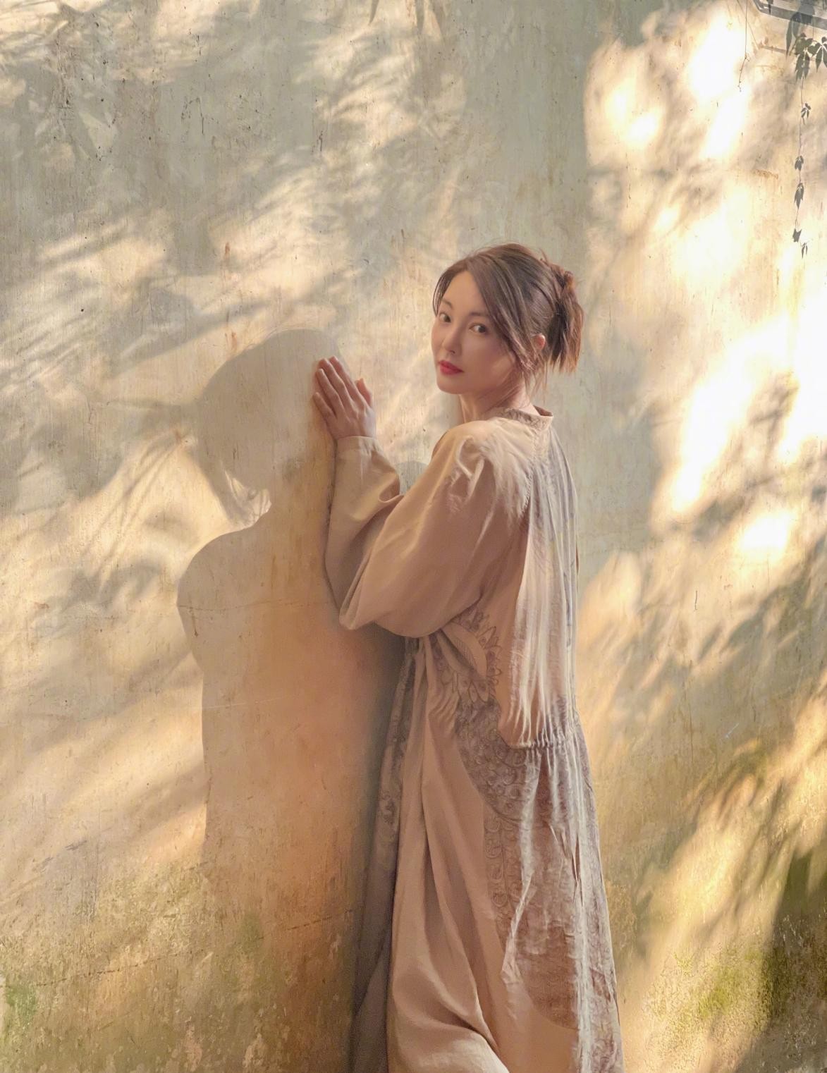 刘美华时尚 张雨绮太浪费身材了，明明很有女人味，却穿了很低调的裙子