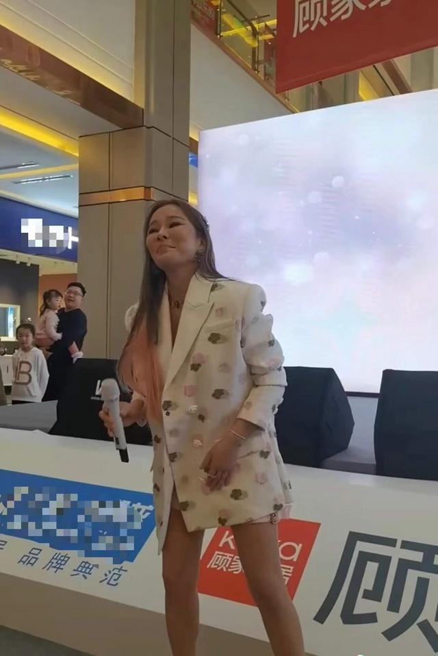 温岚|42岁电臀天后内地商演，面部僵硬认不出，与观众互动尴尬无人回应