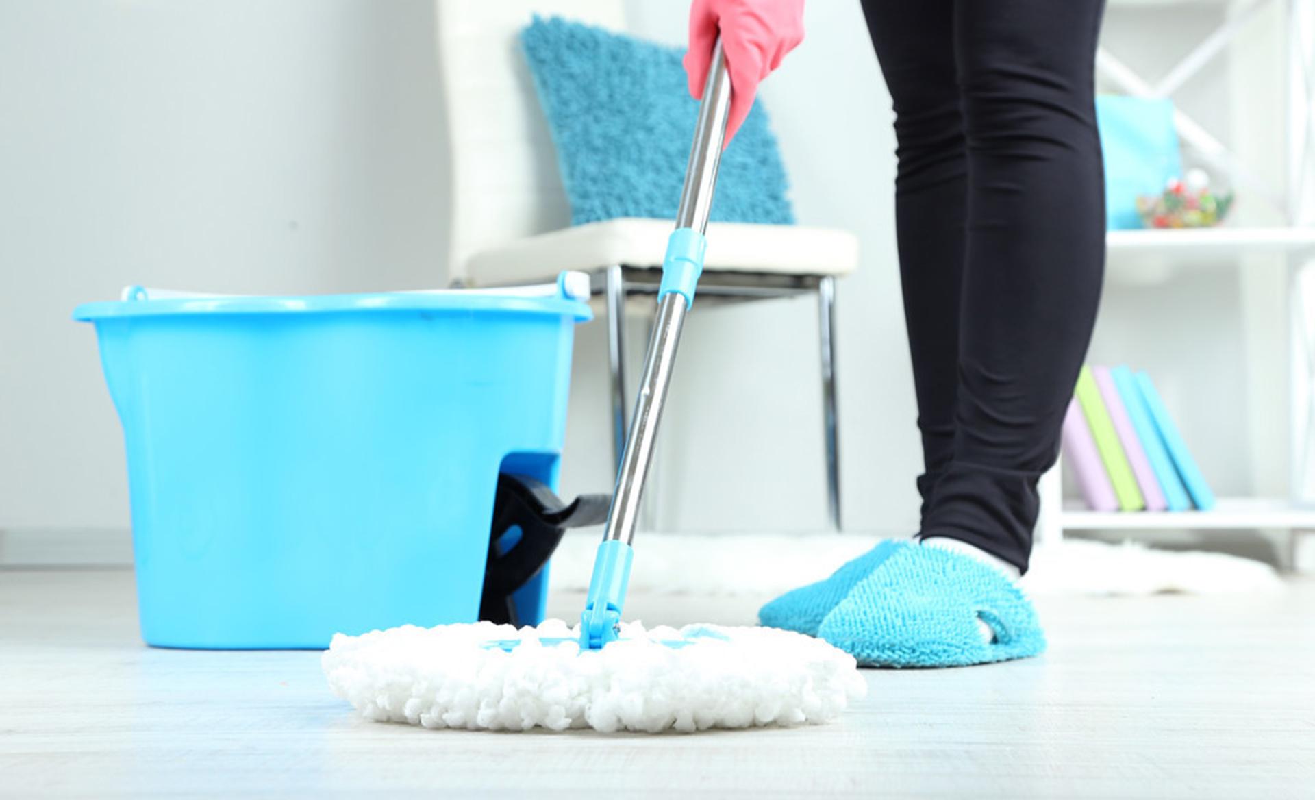 拖地时闻到一股“腥味”?教你正确做法,地板锃亮不落灰,学到了