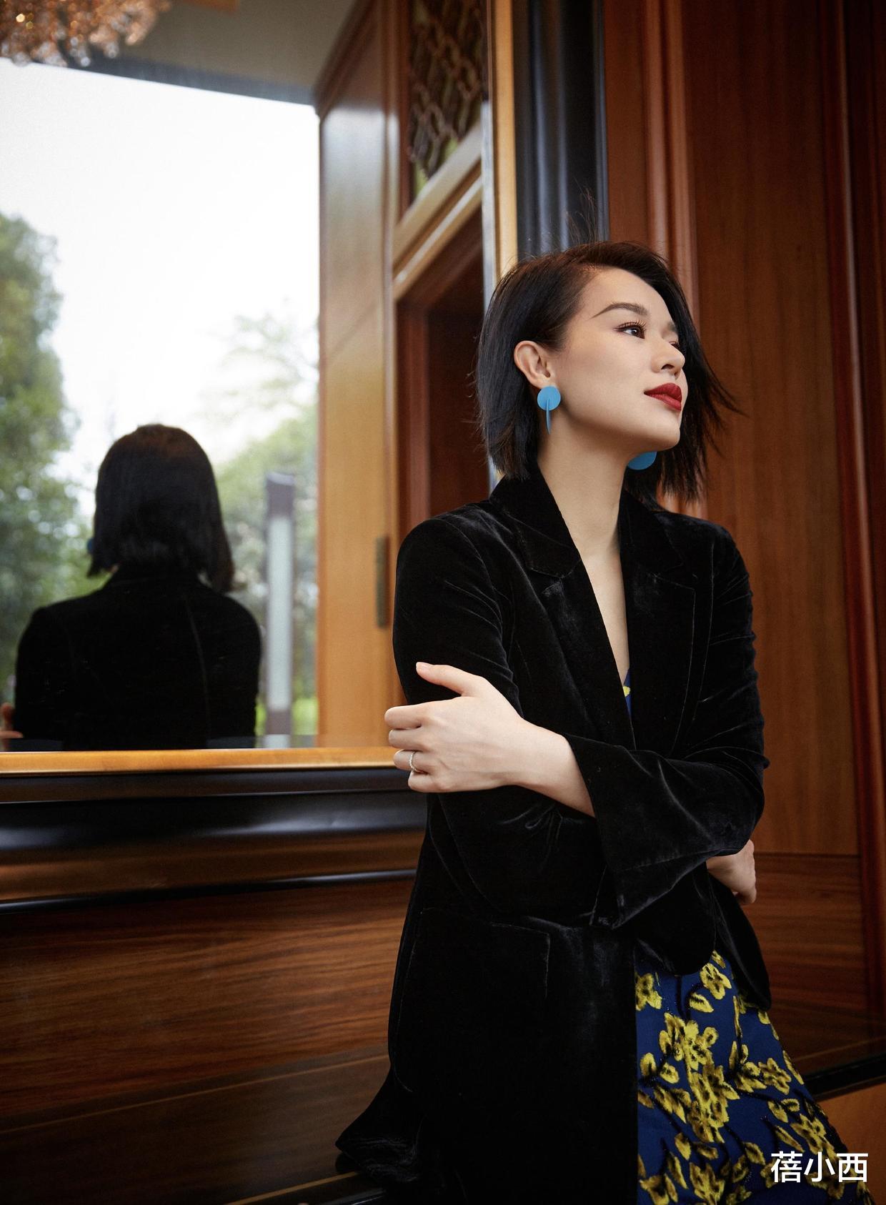 蓓小西|胡杏儿也太敢穿了吧！生了3娃穿斜肩连衣裙，一边优雅一边性感