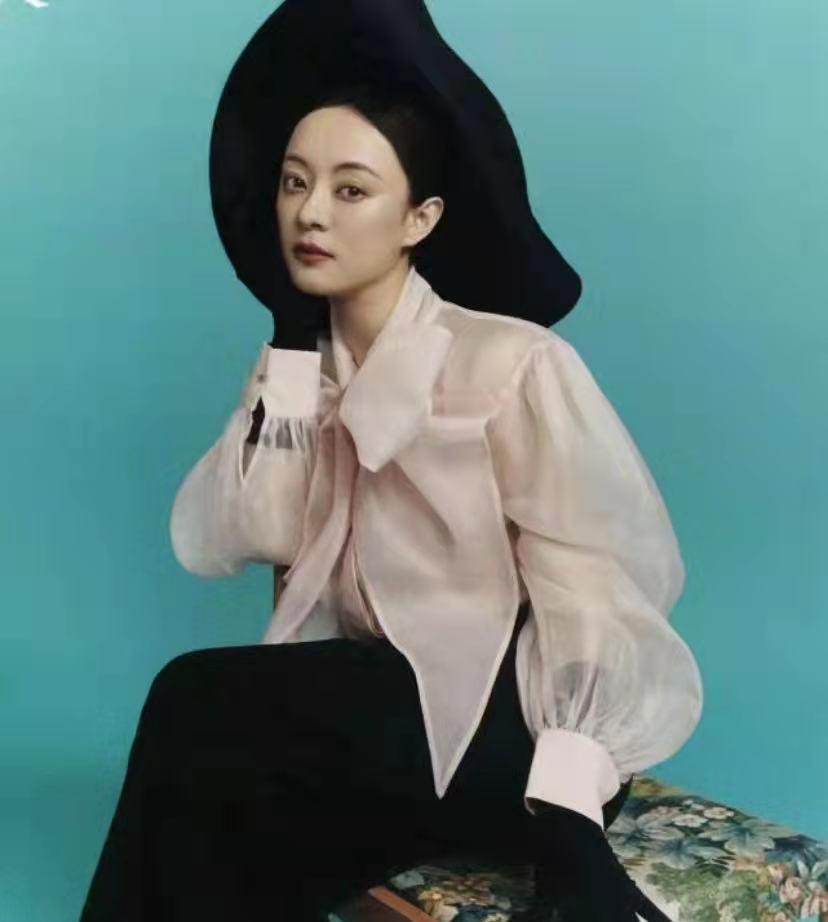 孙俪|被孙俪的穿搭圈粉了，雪纺上衣+黑色裤子，优雅还高级