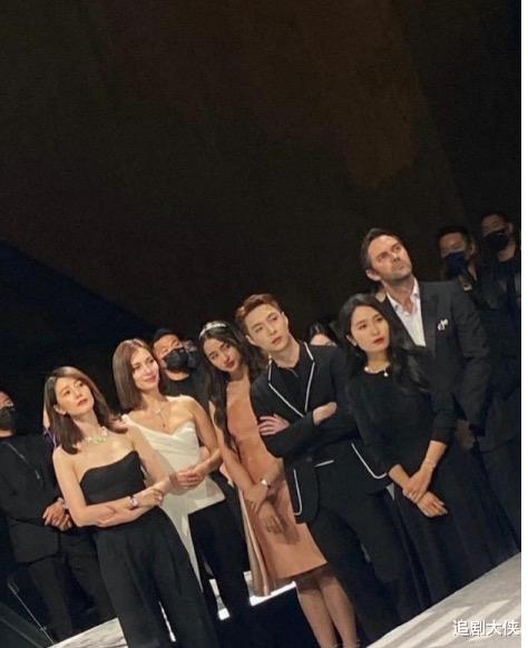 毛晓彤|高圆圆与卢靖姗同框合照，美女同框你觉得谁更在状态？