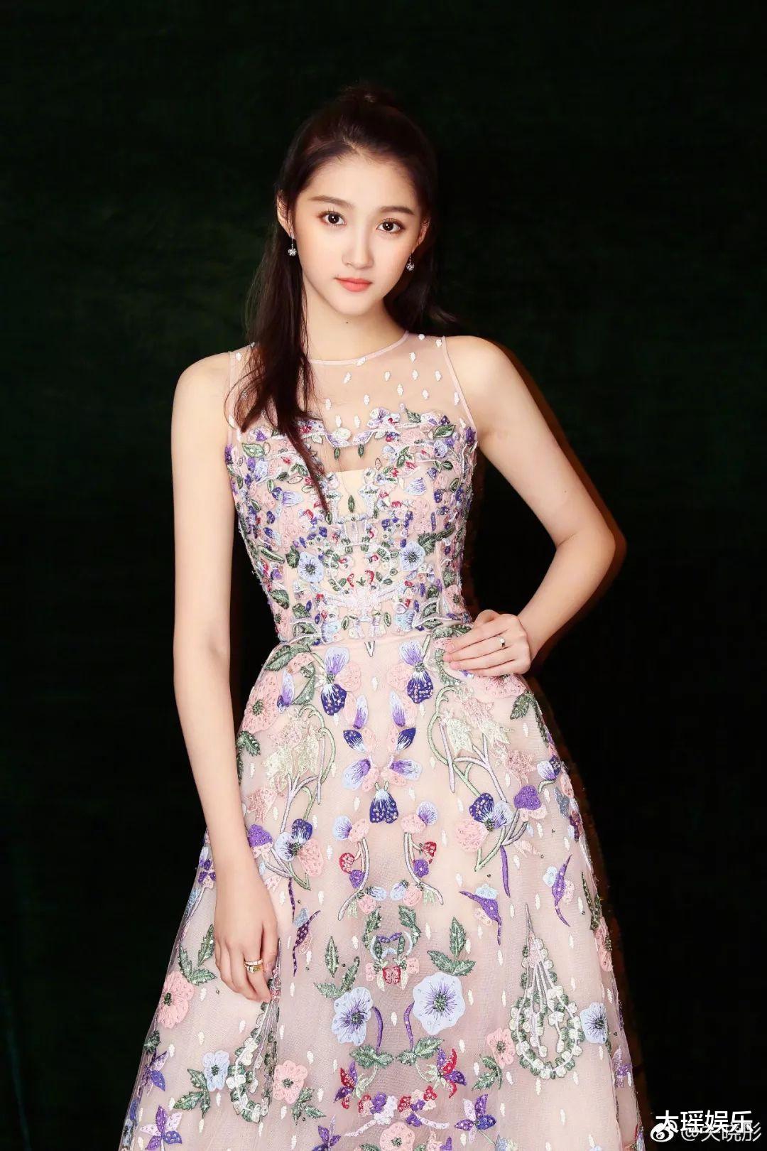 关晓彤|新剧沦落到给赵露思做配，她能到今天，到底为何？