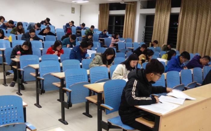 高等教育自学考试|“国家承认，可我们不认”本科生求职被拒，自考为何落入如此境地