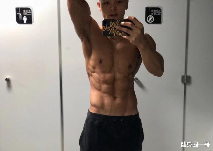 健身圈一哥 188cm身高大长腿，每天挥汗如雨撸铁，雕刻出霸气胸肌健壮麒麟臂！