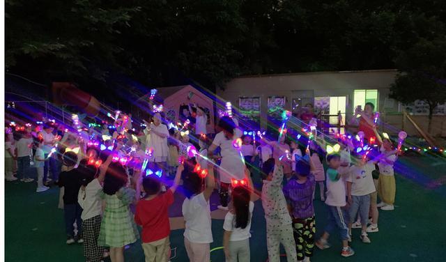 小雪妈妈育儿|幼儿园勇敢之夜嗨翻天,“硬核口号”走红网络,父母:那我走?