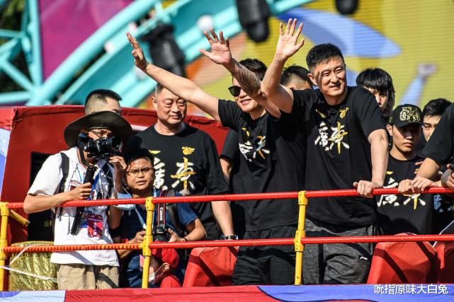 汤普森|胡明轩拿600万奖金，怎么算的？汤普森只发20万，易建联只有戒指