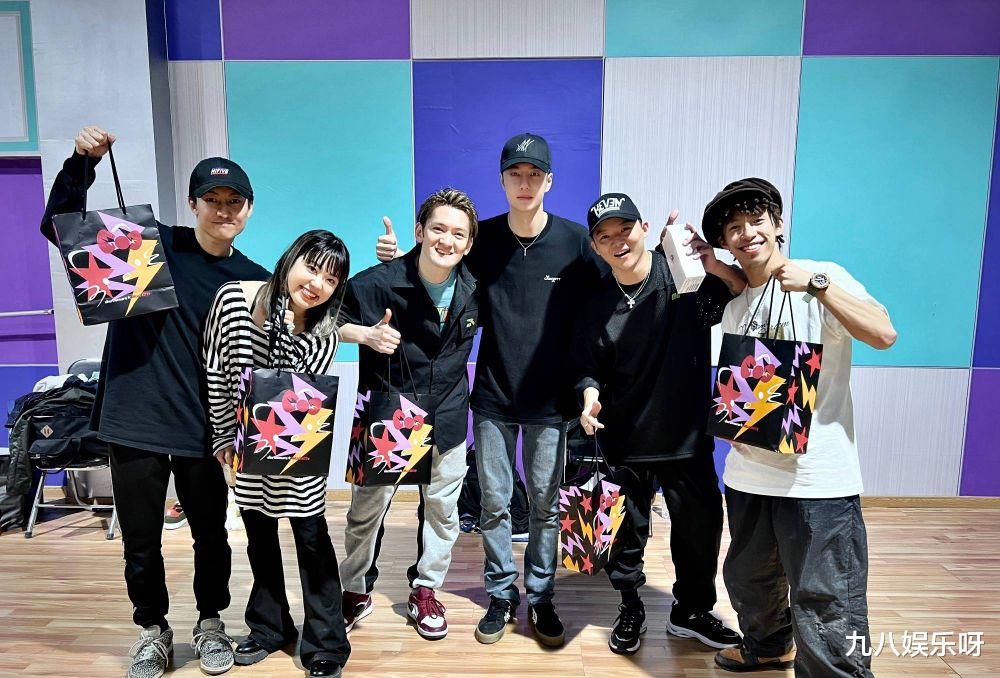 温岚|金主“霸霸”太宠了，王一博节目到处送礼，粉丝一看全是“熟人”