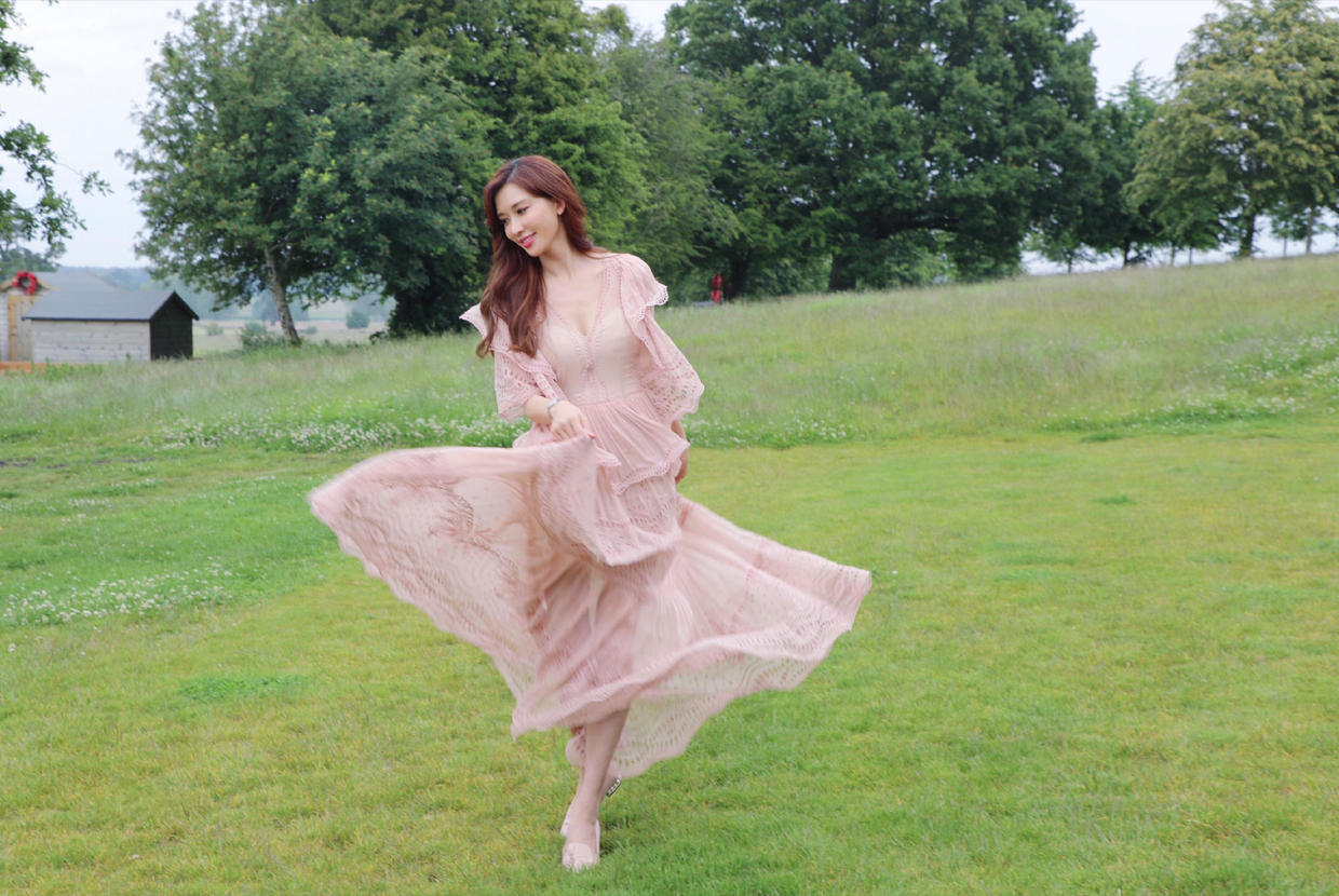 林志玲|日本媳妇林志玲真会穿，一袭蕾丝连衣裙高贵优雅，时髦洋气