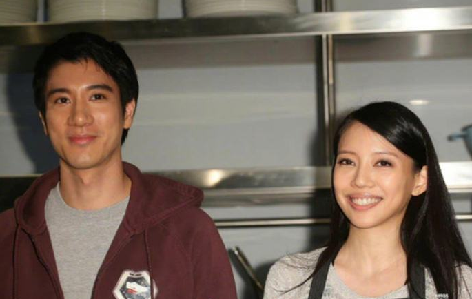 李靓蕾|王力宏开始反击了?李靓蕾与年轻男子贴脸照曝光,私生活引发热议