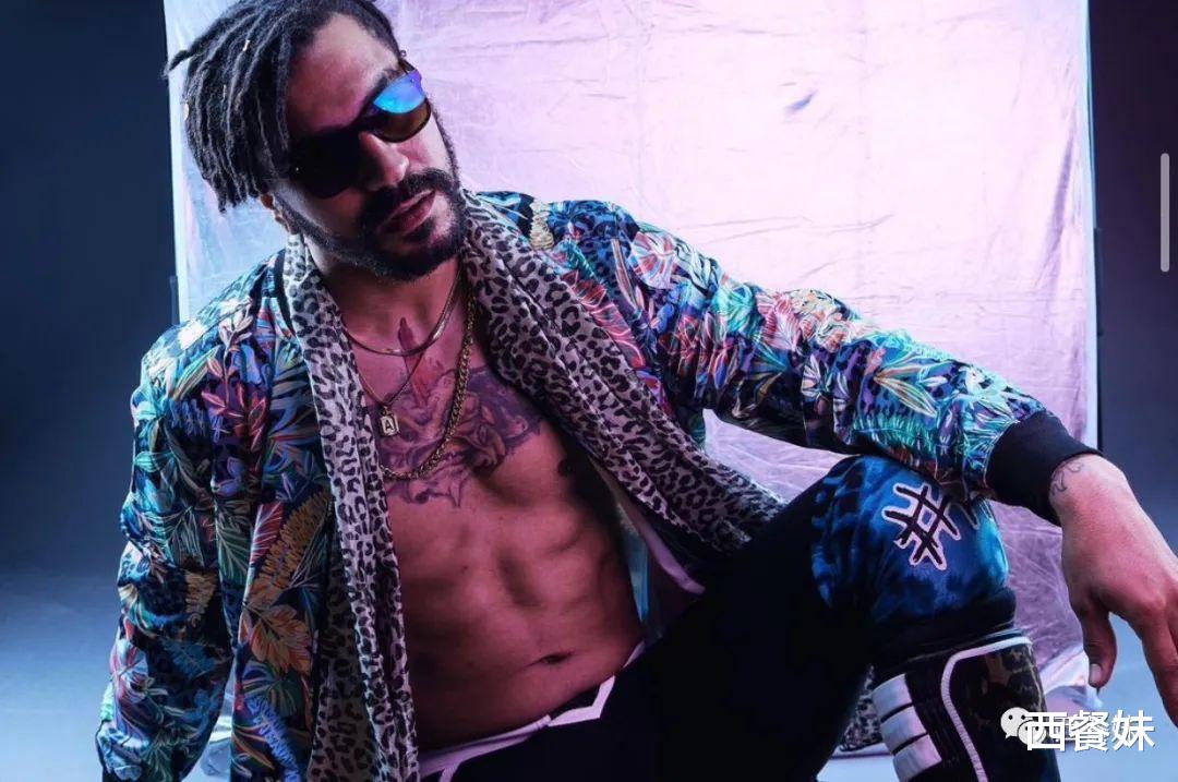 |帅气职业摔跤手出柜泛性恋! 自曝喜欢收集..