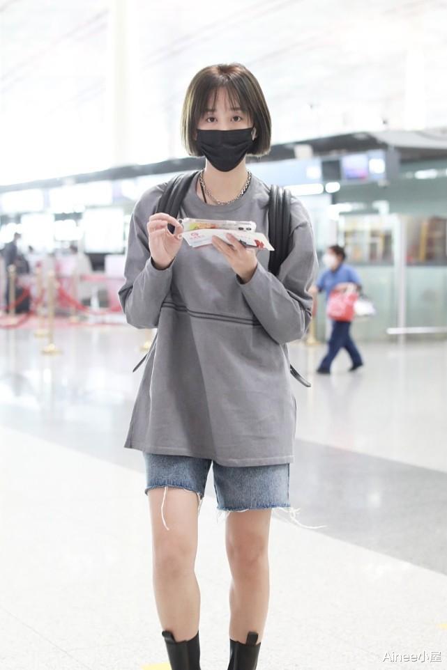 t恤|海陆一身妹妹气质，学生短发配男友风T恤，娇小曲线真惹人心疼