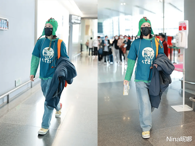 窦靖童|窦靖童用力过猛！穿T恤内长外短赶飞机，头戴恐龙毛线帽太土味